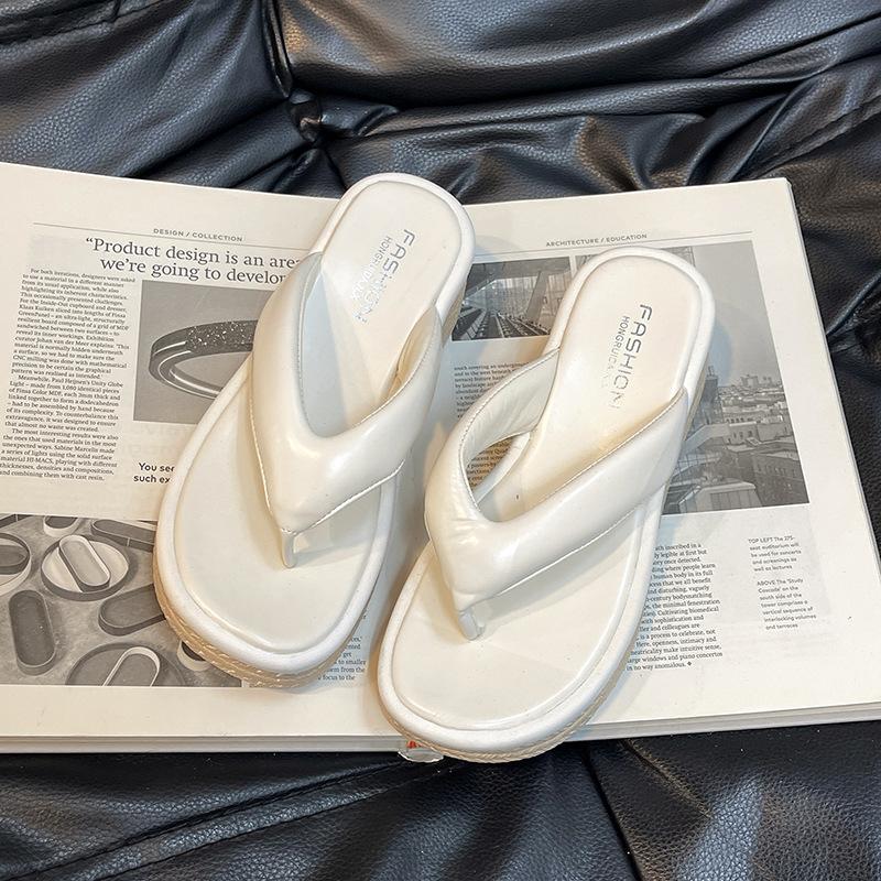 

Thick-bottomed flip-flops women s fashion outer wear 2025 summer new casual and comfortable wedge heels small pinch feet cool slippers 40