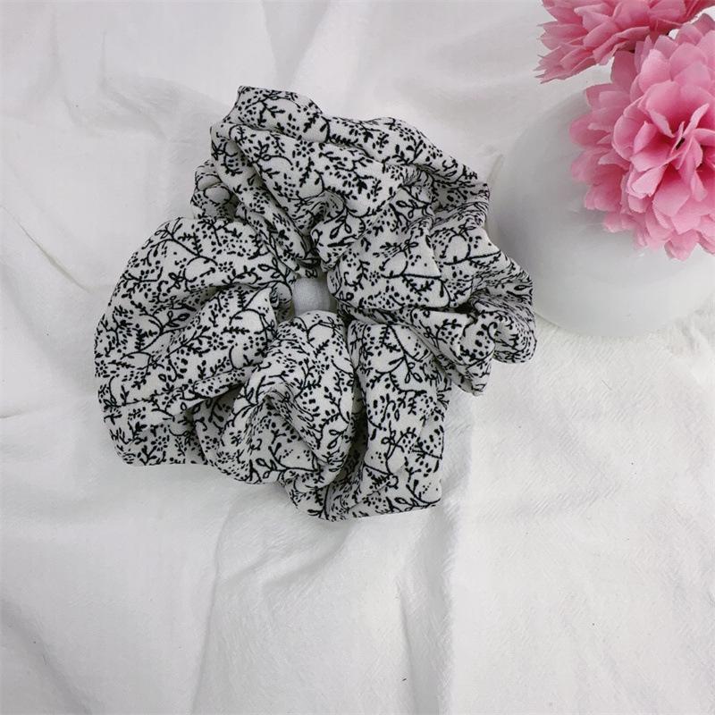 Elegant Retro Fabric Scrunchie for Women's Bun Hairstyles