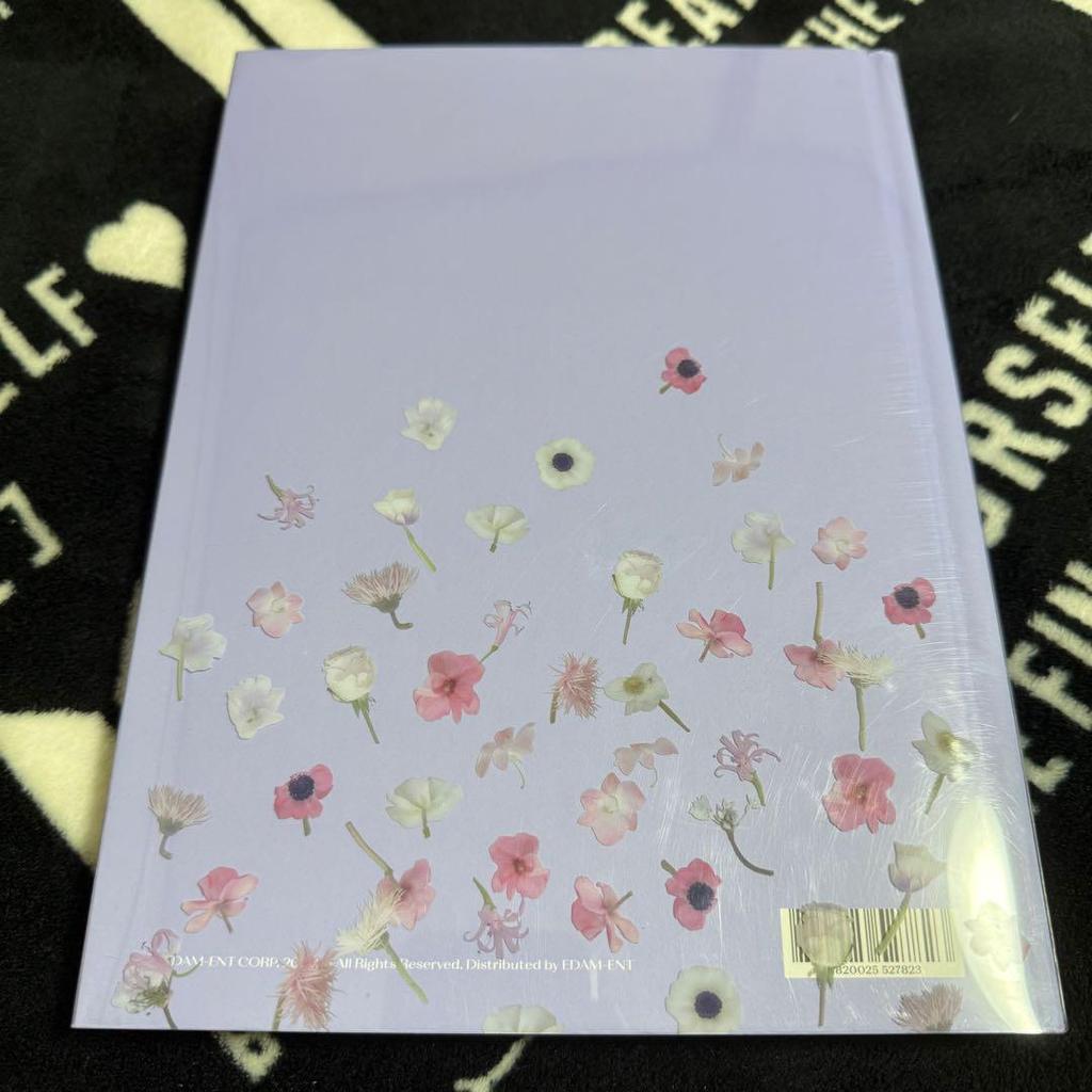 [USED] IU LILAC Photobook with accessories