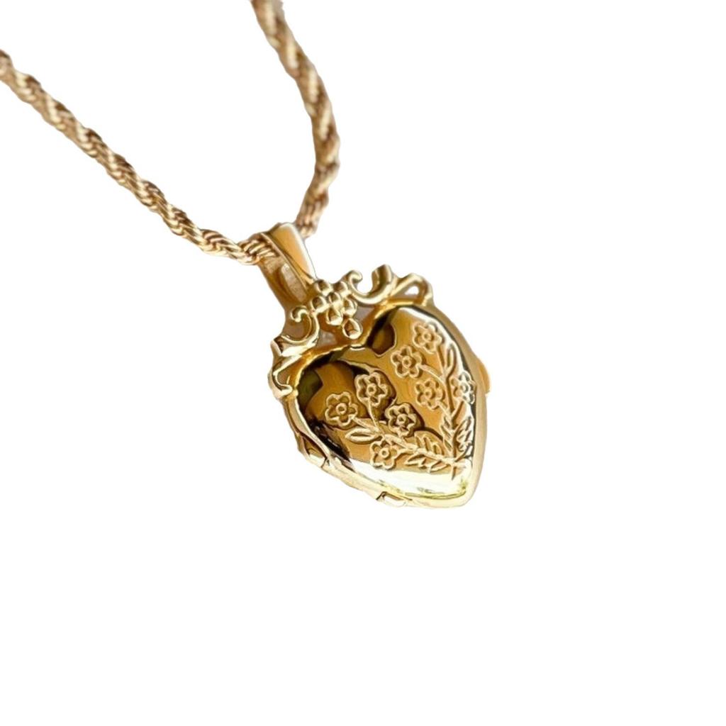 Love Flower Album Pendant Square Opening And Closing Necklace Niche Design Opening And Closing Love Pendant Collarbone Chain