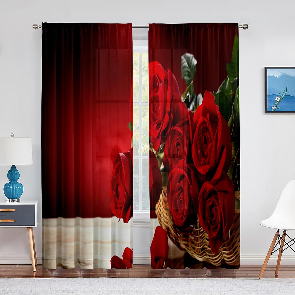 Bliski widok czerwonej róży kwitnącej przezroczyste zasłony okienne do sypialni salonu walentynkowe romantyczne kwiatowe szyfonowe tiulowe woalowe zasłony
