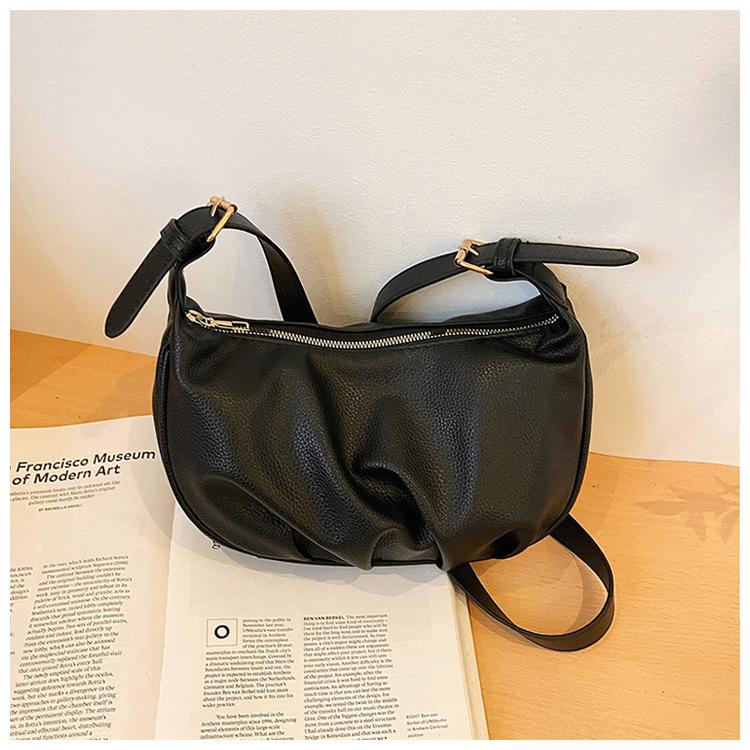 

Женская сумка багет 2025 лето новая ретро на плечо сумка-мессенджер модная и простая нишевая трендовая сумка-круассан, сумка-пельмень чёрный