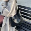 2025 Winter New Commuter Armpit Large Capacity Niche Versatile Wide Shoulder Strap Single Shoulder Retro Soft Leather Tote Women's Bag