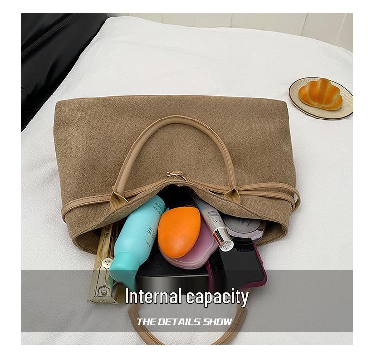 2026 Damen-Handtasche mit Wildleder-Riemen und mattem Leder: Lässig, Retro, Achselhöhlen-Stil