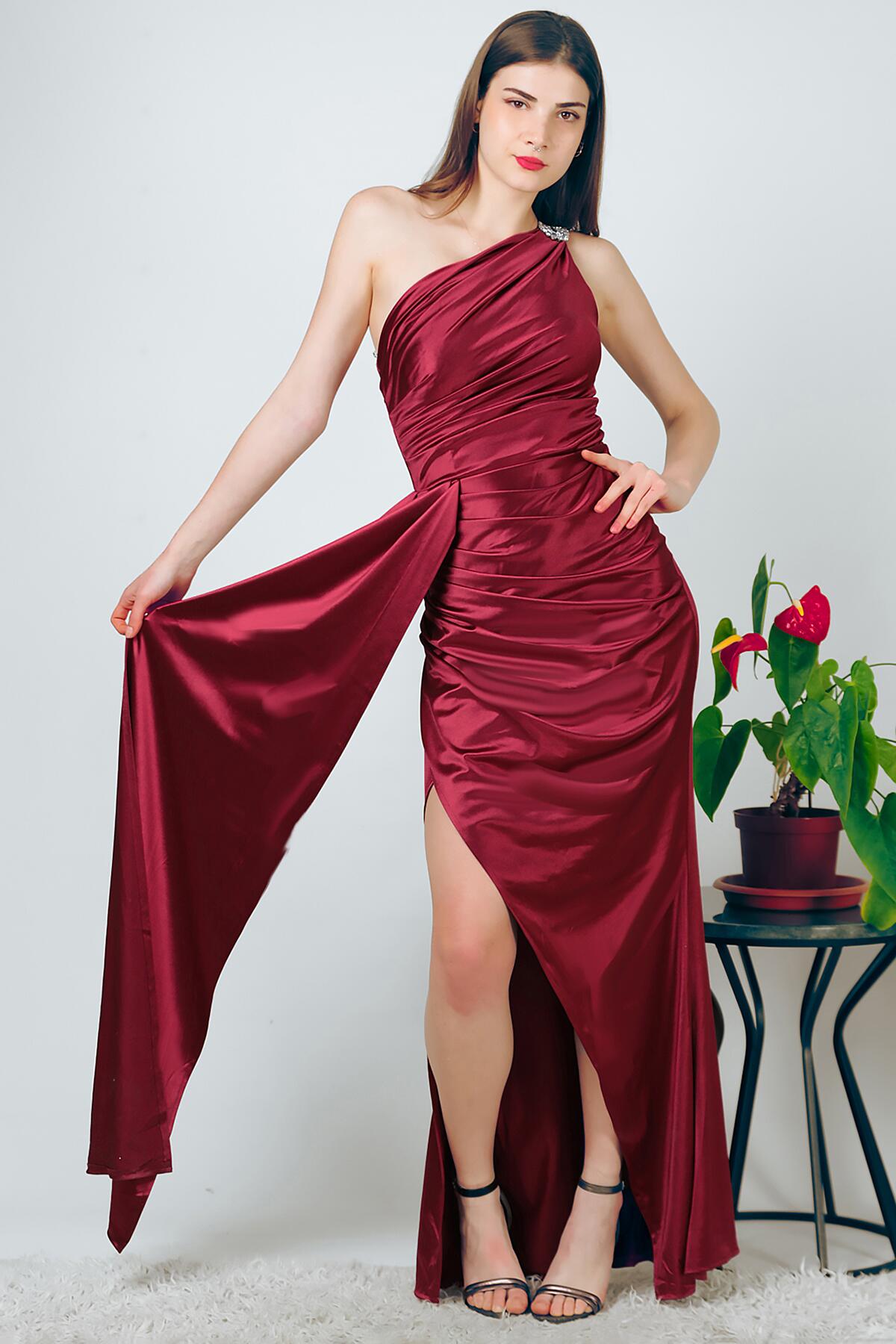 

Женское длинное атласное вечернее платье с аксессуарами на плечах