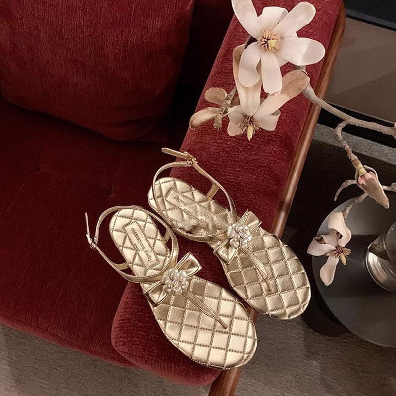 

2025 spring new Xiaoxiangfeng camellia bow flat flip-flops outer wear toe sandals women s thick heel 40