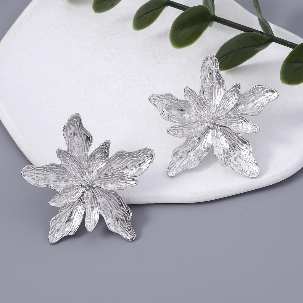 Creative design, three-dimensional multi-layer metal flower earrings, simple and versatile, stylish and trendy alloy stud earrings