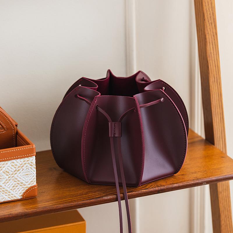 

Desktop Storage, Vintage Leather Living Room Storage Bag, Bedroom Dressing Table Storage Bag, Makeup and Skincare Product Storage Basket вино красного