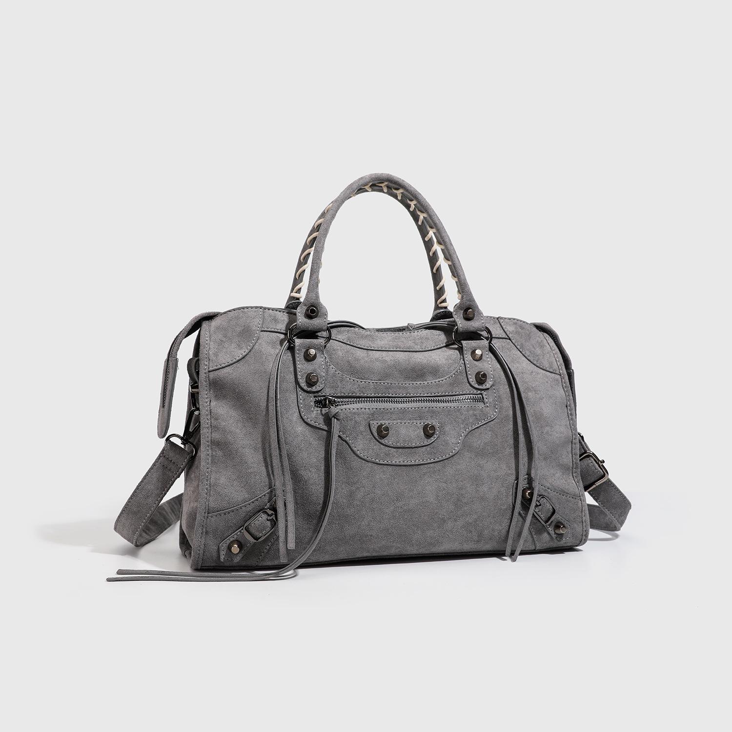 

Ретро-сумка через плечо для мотоциклиста из потертой замши 2025 года с заклепками - Большой объем и мягкая текстура 38.5*12*24