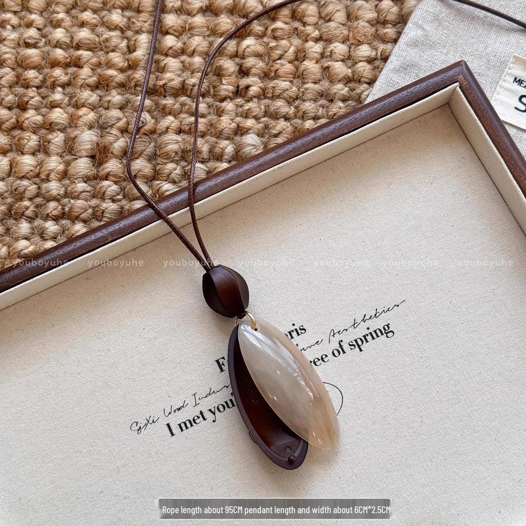 Retro Chinese Tassel Necklace: Unique Ethnic Style Women's High-End Clavicle Chain.