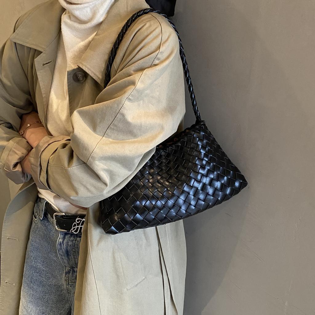 Autumn and winter Korean niche versatile commuter handmade pu woven bag French holiday style vegetable basket single shoulder underarm bag