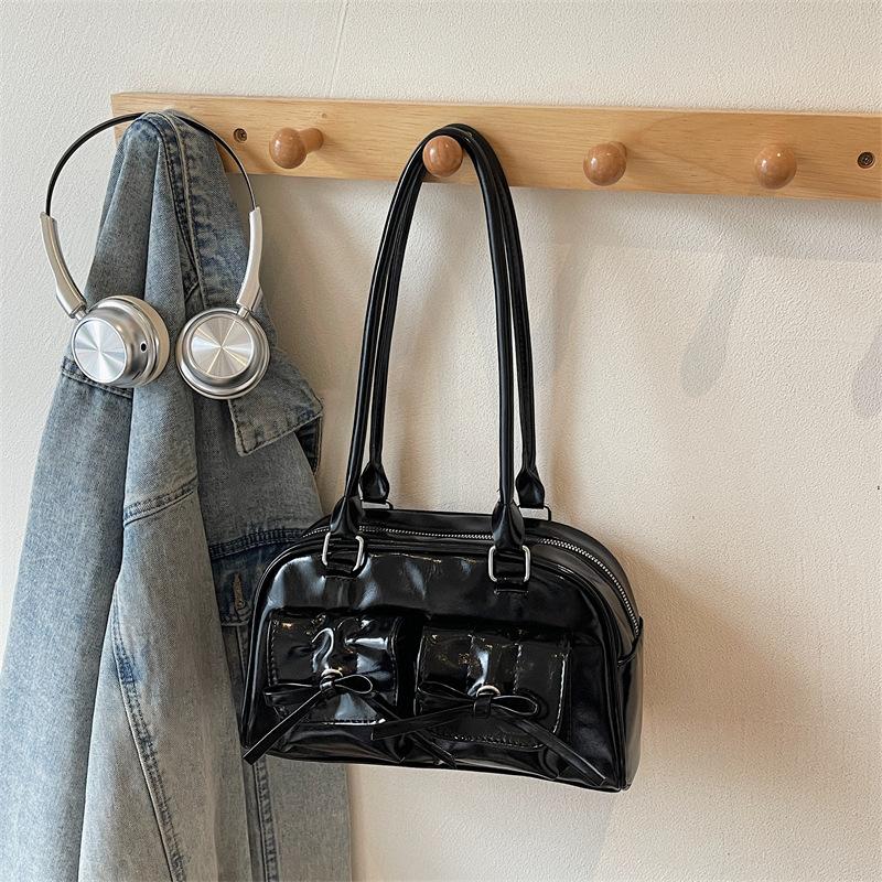 Универсальная сумка-багет подмышку женская новая однотонная модная нишевая дизайнерская сумка-мессенджер для通勤 чёрный