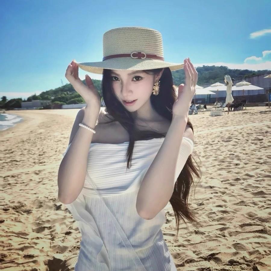 Small Fresh Flat Top Straw Hat Women's Summer Beach Sun Protection Casual Sun Hat French Fashion Temperament Belt Buckle Top Hat