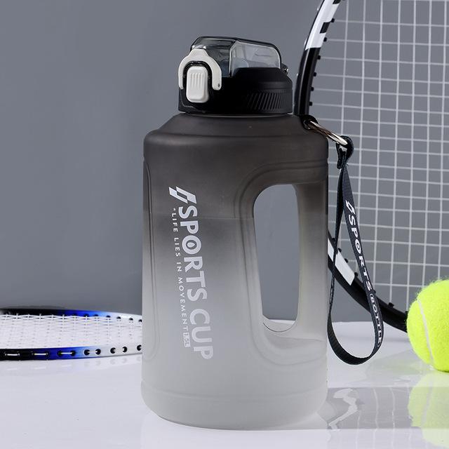 Bottiglia d'acqua sportiva da 2300 ml con manico in paglia graduato Forniture per fitness per palestra all'aperto di grande capacità