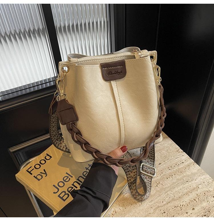 Versatile Bucket Bag Autumn and Winter Retro Women's Bag 2025 New Niche Design Broadband Messenger Bag Shoulder Bag