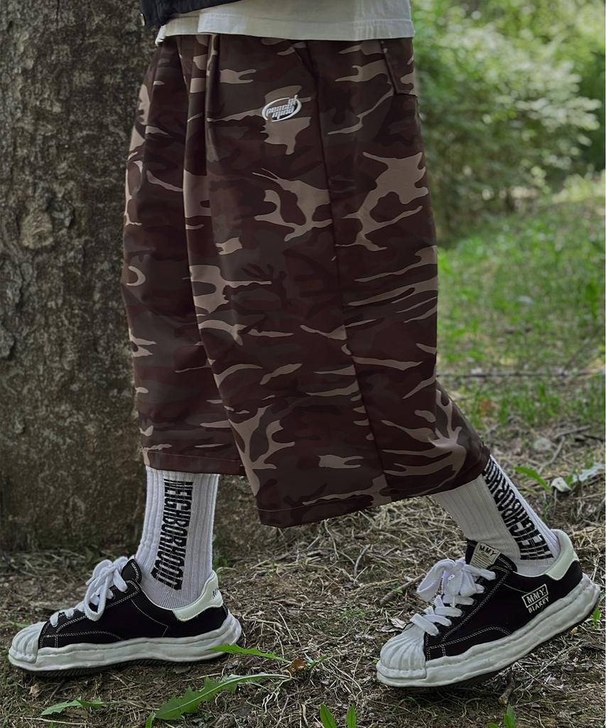 PEACEOFMIND Nylon Bermuda-Shorts mit doppelter Falte (Camo)
