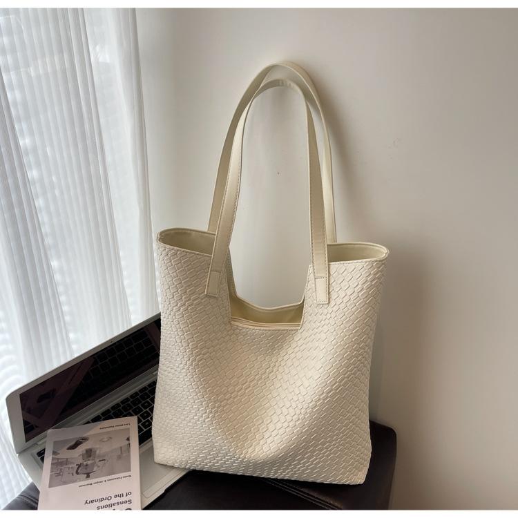 Commuter to work armpit large-capacity bag women's 2025 new Korean version autumn and winter fashion woven tote bag shoulder bag