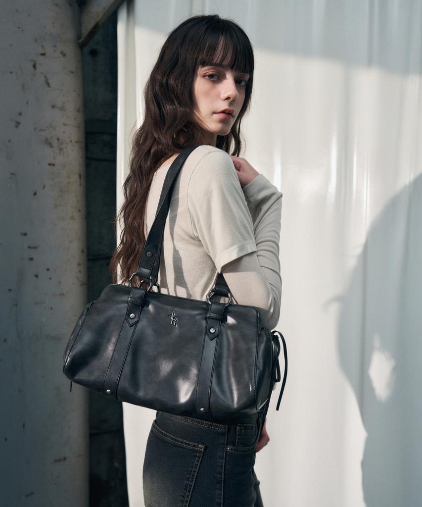 Leathery Duffle Leather Shoulder Bag [Black]