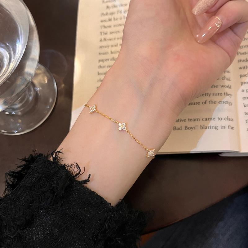 Exquisite Crystal Zircon Four-Leaf Clover Bracelet - Women s Fashionable Accessory