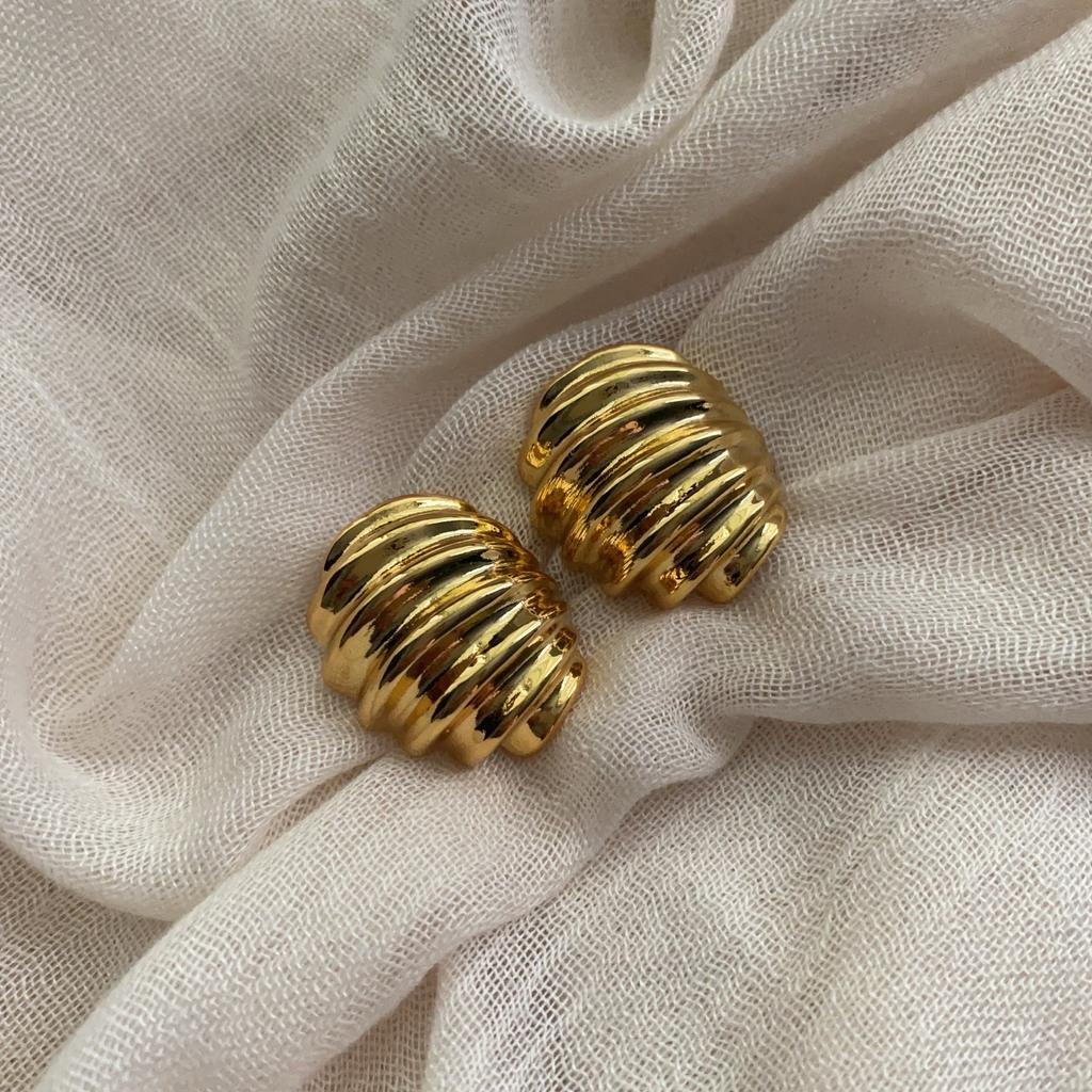 Niche design twisted pleated croissant bag earrings exaggerated stud earrings personalized earrings light luxury high-end unique earrings