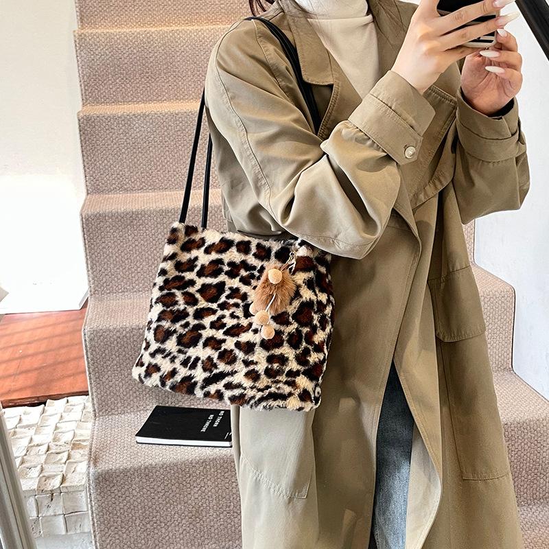 Simple and large-capacity bag 2025 new trendy and fashionable leopard print plush tote bag atmospheric fluff shoulder three-purpose bag
