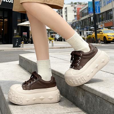 Version coréenne de chaussures compensées à plateforme pour femmes 2025 automne nouveau laçage vieilles chaussures sales petite augmentation de hauteur chaussures de skate décontractées