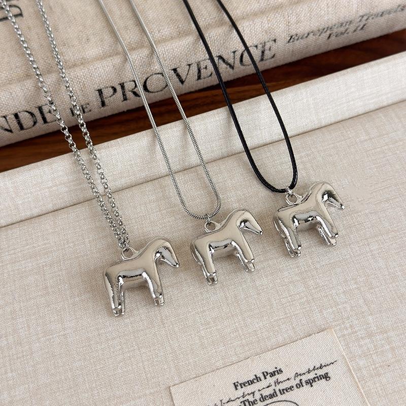 Exquisite Fashion Mini Horse Pendant Long Necklace For Women Sweet Cool Sweater Chain Minimalism Jewelry Accessories Gifts