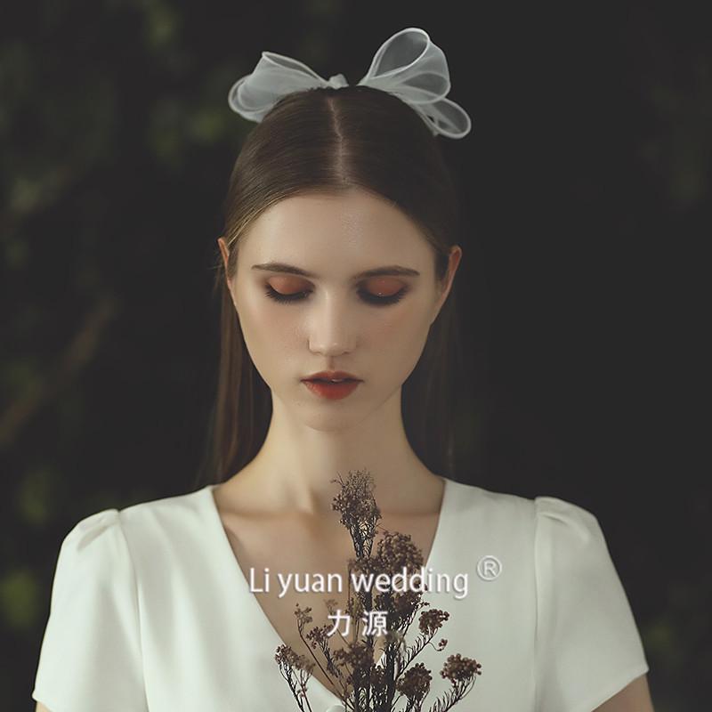 Kurzer Brautschleier im koreanischen Stil mit Spitze und Schleife