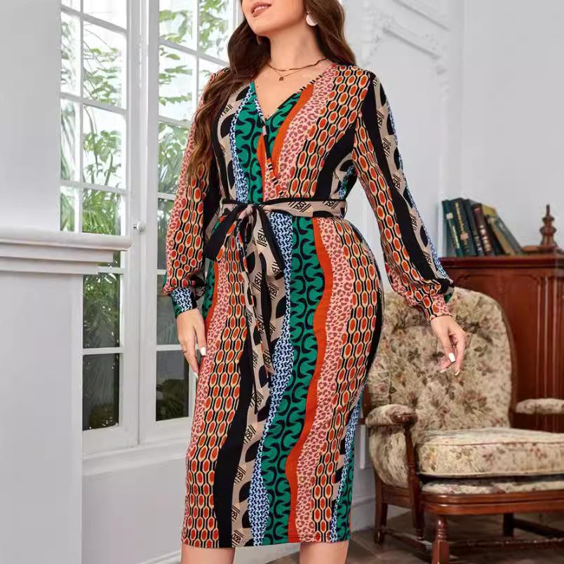 Осеннее женское платье с V-образным вырезом и длинными рукавами — фото 3