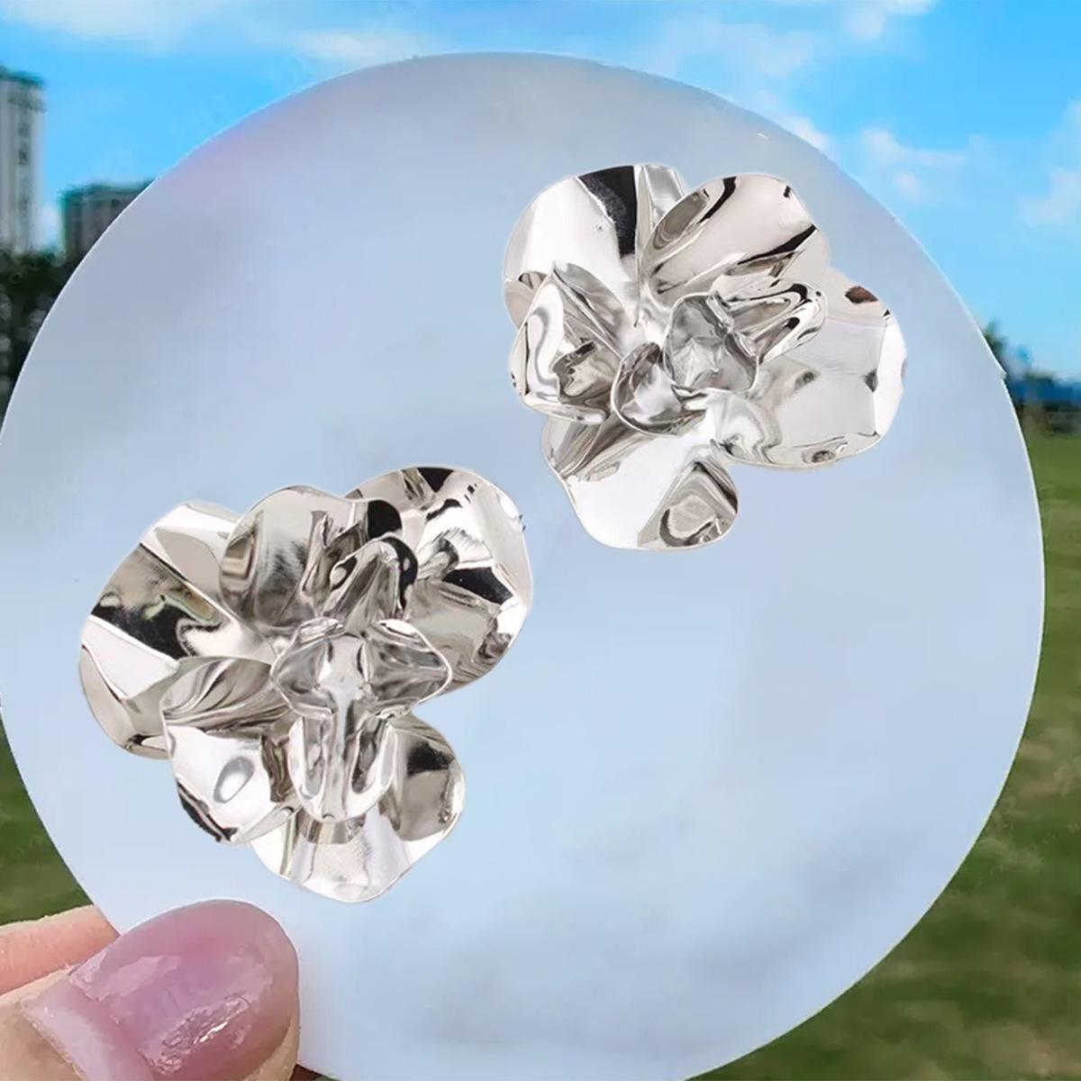 

Spring and summer new flower stud earrings premium sense daily commute vacation party earrings срібло сірий колір