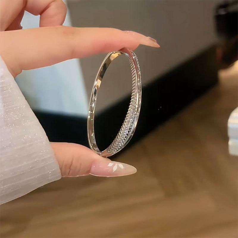 

Sparkling diamond inlay bracelets for women refreshing and unique high-end Exquisite elegant fashion bracelet wedding jewelry серебряный