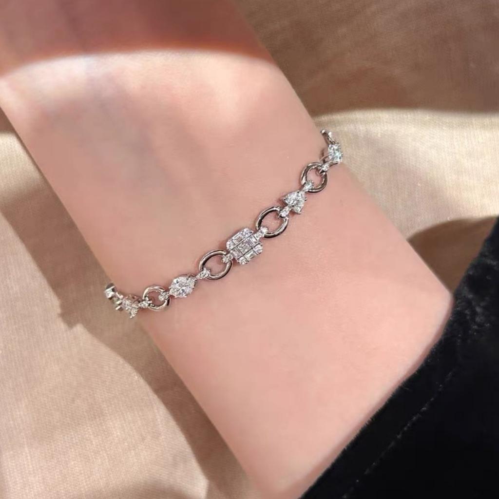 Old Money Stil~Französisch-stiliges ineinandergreifendes Diamant-OT-Schnallen-Armband für Damen, leichter Luxus, Nische, exquisit, High-End, gespleißter Schmuck
