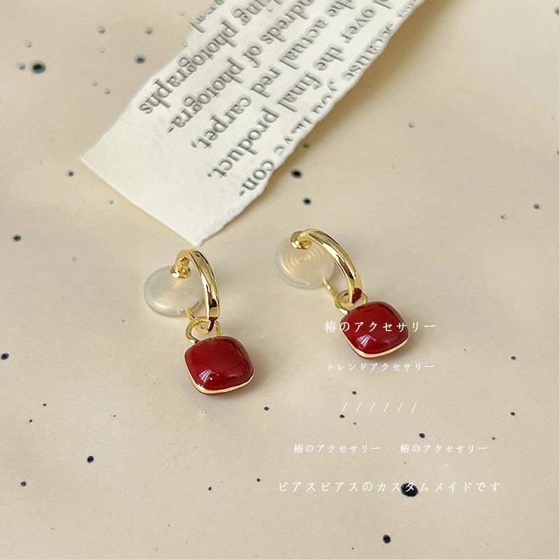 

No pierced ears, ear clips, red high-end retro Hong Kong style earrings, light luxury, niche temperament, sugar cube love earrings, popular.