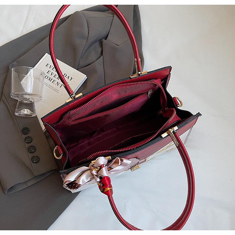 Chinese Embroidered Red Crossbody Bag for Mothers – Elegant Wedding Accessory