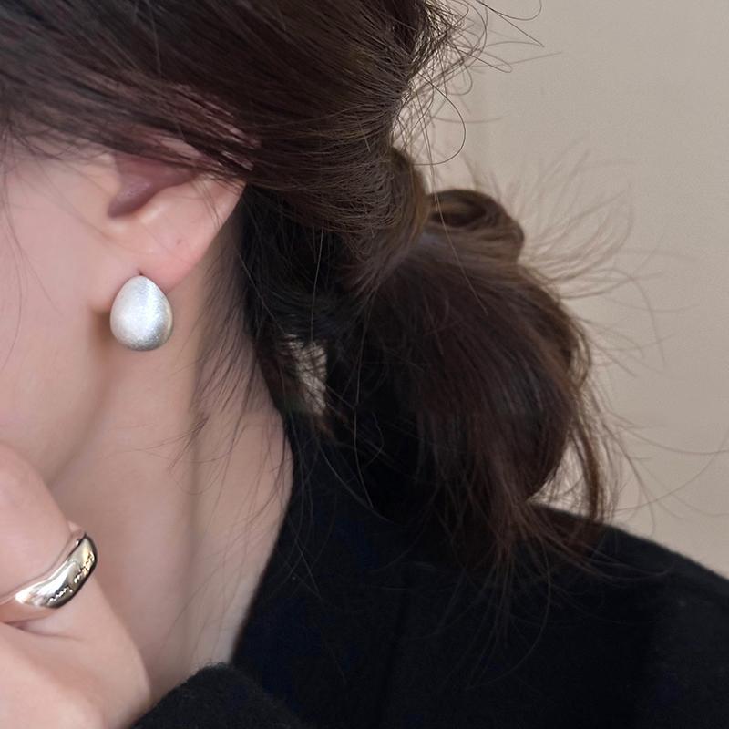 18k real gold electroplated metal brushed water drop stud earrings, simple and personalized commuter earrings, niche earrings.