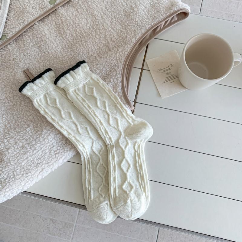 Women's Mid-calf Socks, Winter Fleece Warm Wool Socks, Black and White Women's Flower Bud Mouth Pile Texture Long Socks