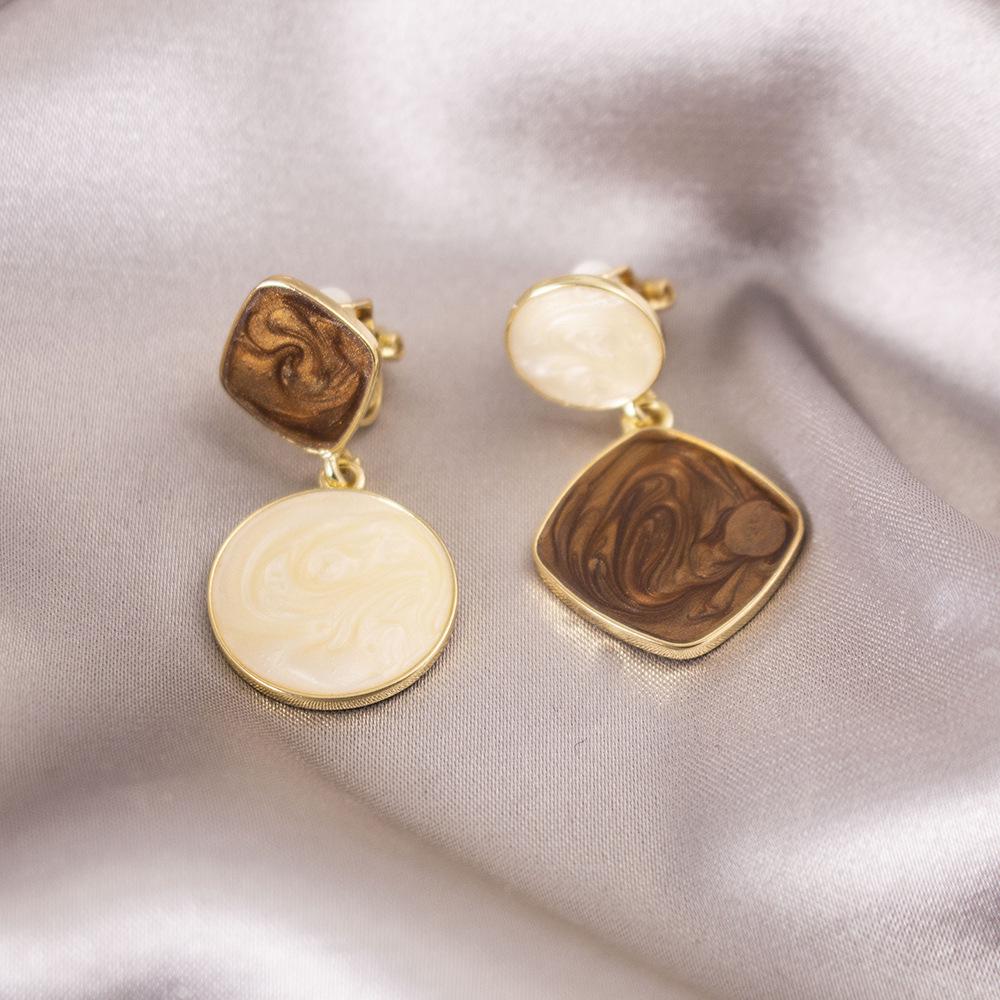 Elegant Clip-On Triangle Earrings for Non-Pierced Ears - Versatile, Light Luxury for Everyday Wear.