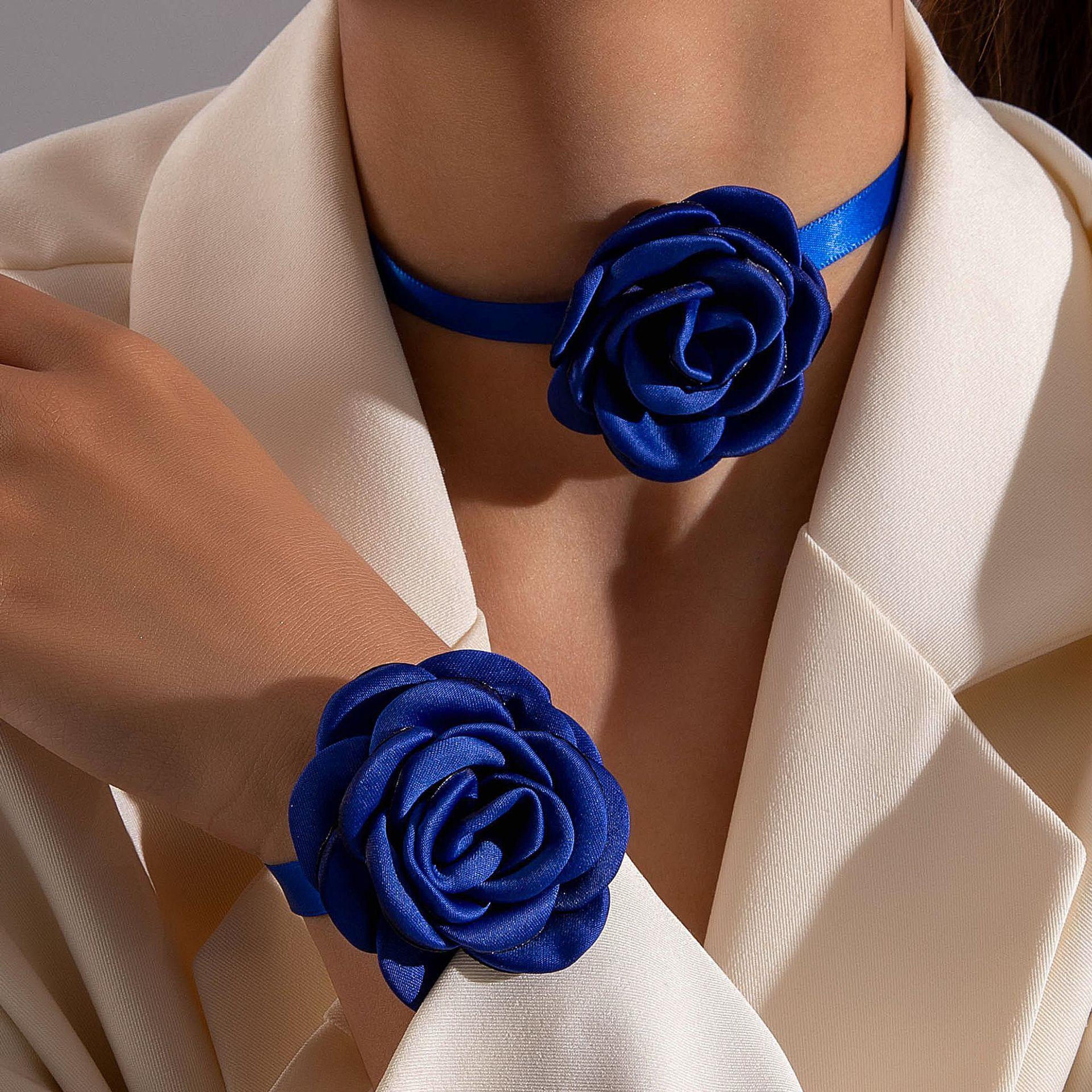 

Набор тканевых цветочных браслетов на ключицу One Size