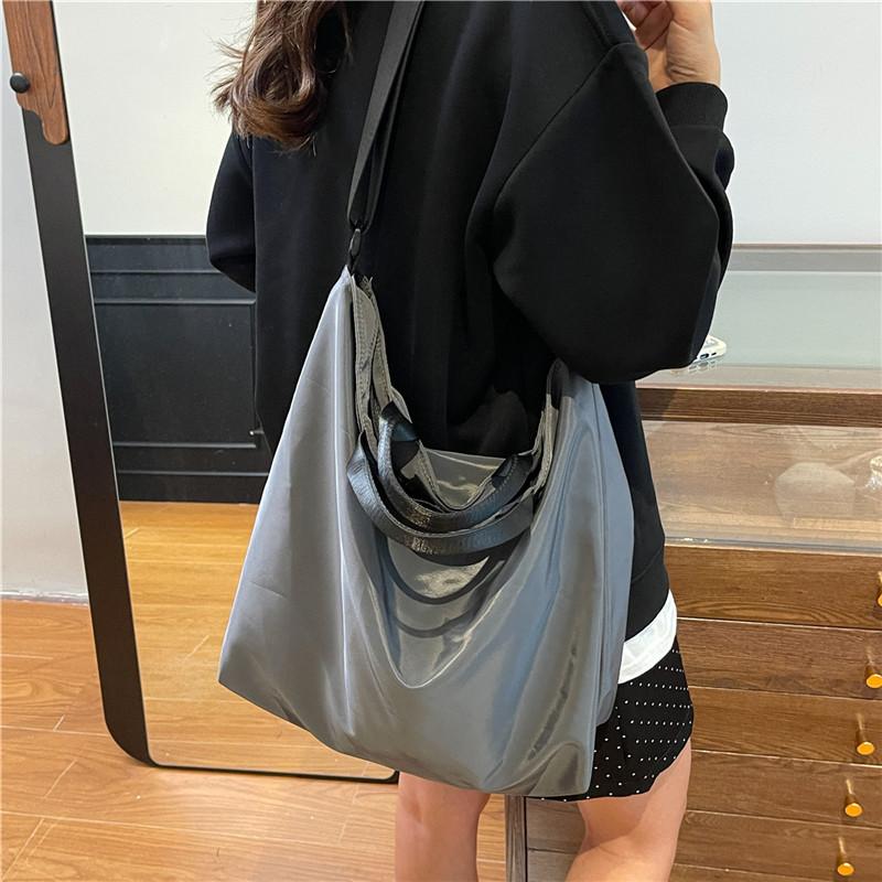 New Large Bag Female Crossbody Portable Sports Leisure Travel Tote Bag Waterproof Large Capacity Simple Bag