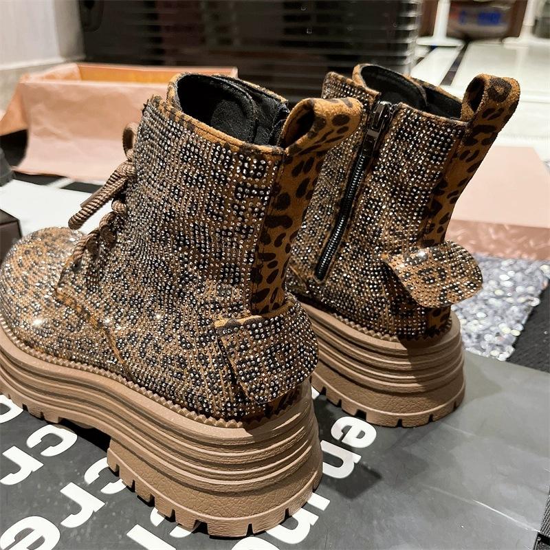 Kamínkové boty Martin pro dámské 2024 nové leopardí potisk plné diamanty luxusní šněrovací krátké boty kulatá špička silná podrážka muffin lokomotivní