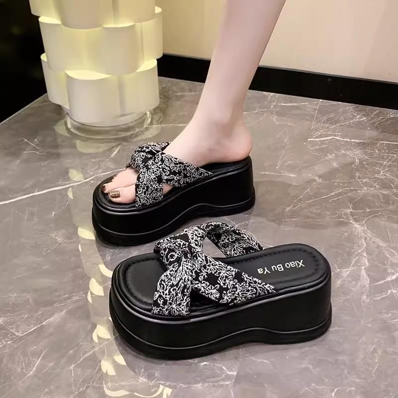 Мода 2024 года. Летние женские тапочки на высокой платформе. Холщовые туфли на танкетке — фото 8