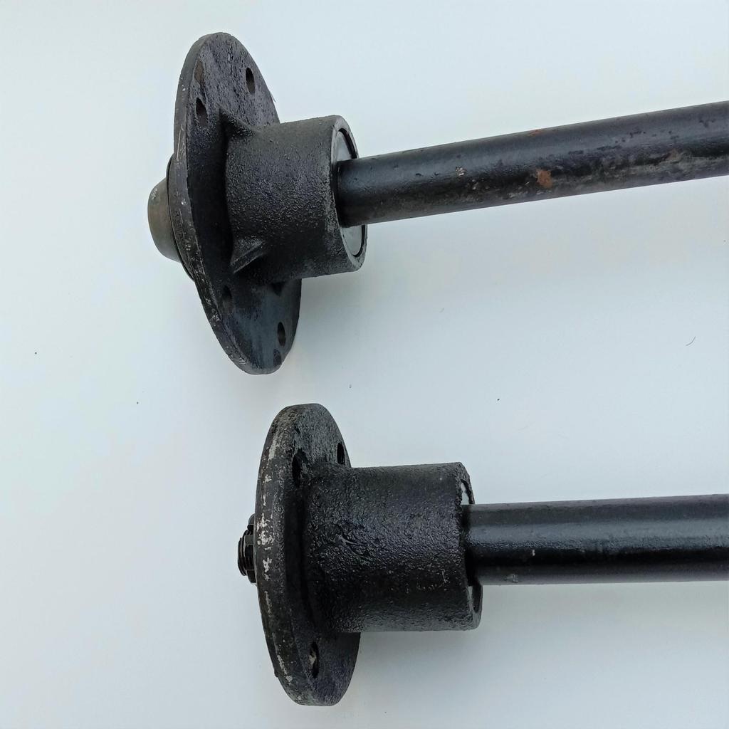 Wytrzymałe koło przemysłowe: Kółko o grubości 28-42 mm z uniwersalną osią przelotową do wózków budowlanych i górniczych