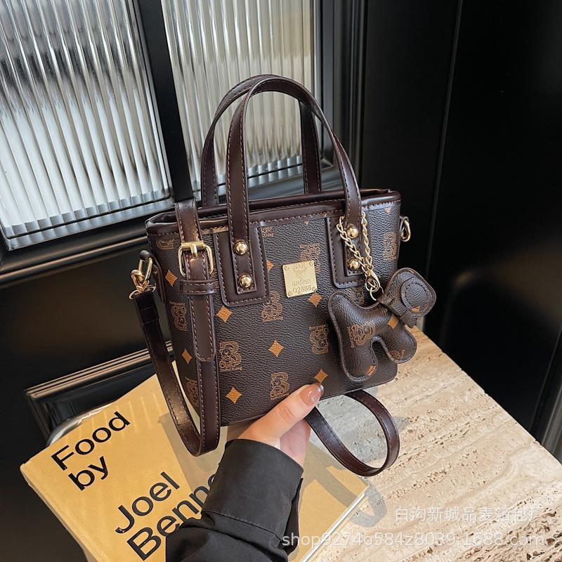 

Korean version printed vegetable basket portable bucket bag women s 2025 autumn and winter new women s bag fashionable versatile shoulder messenger ba темно-коричневого кольору