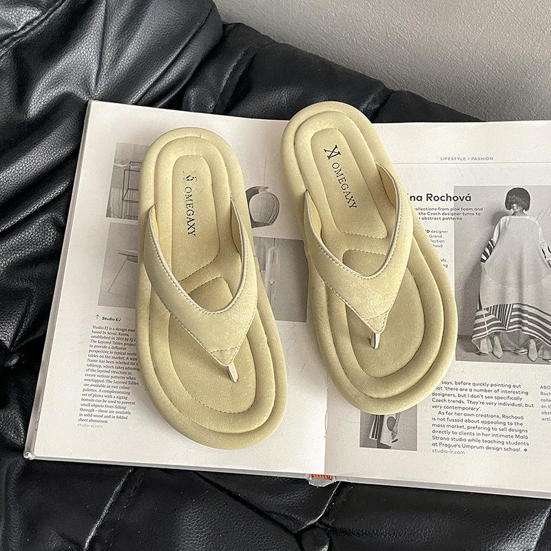 Height-increasing thick-soled flip-flops women's simple and comfortable summer wear new sandals