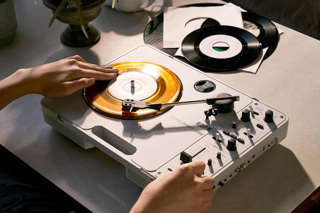 KORG handytraxx play Portable Record Player, Turntable/DJ Device/All-in-One/Optimized for Scratching/Digital Effects/Looper/Battery-Powered
