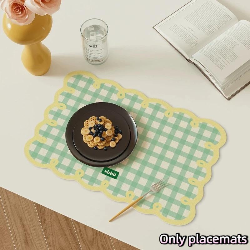 Sottopiatto Impermeabile in Ecopelle PU con Carina Stampa a Quadretti Vichy e Bordo Festonato Perfetto per Tavolo da Cucina e da Pranzo Uso Quotidiano