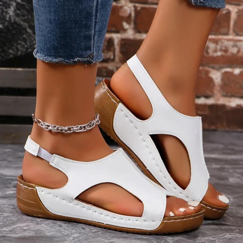 

Модная обувь для женщин 2024 года, сандалии на каблуке-трапеции для женщин, европейские и американские модные удобные повседневные большие женские туфли 36 белый