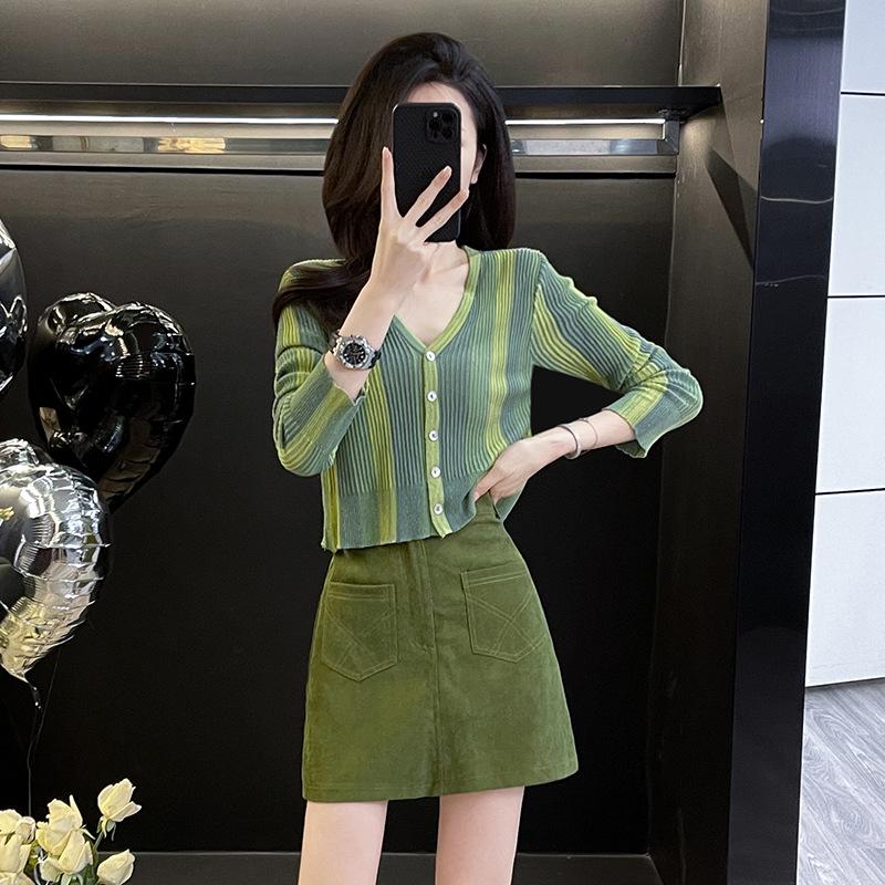 

Модный женский костюм весна-лето 2025: Свитер в контрастную полоску и зеленая юбка Extra Large