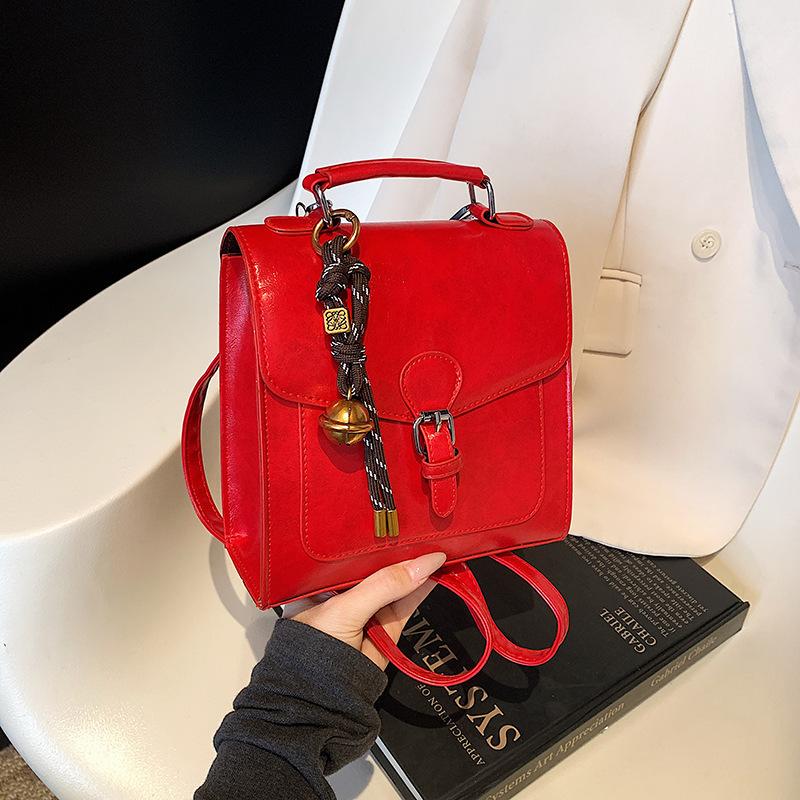 

Ретро портативная маленькая квадратная сумка женская 2025 новый нишевый дизайн большая вместимость зарубежный стиль повседневный личностный рюкзак Нет Without pendant красный