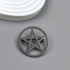 Pentagramserie brosch i rostfritt stål, symboliserar den positiva energin att avvärja ondska, symbol för kulturella slagpåsmycken.